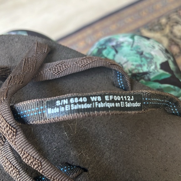 Two pairs of flip flop (Teva & Puma) both in size 8 and color black and brown - Picture 9 of 11